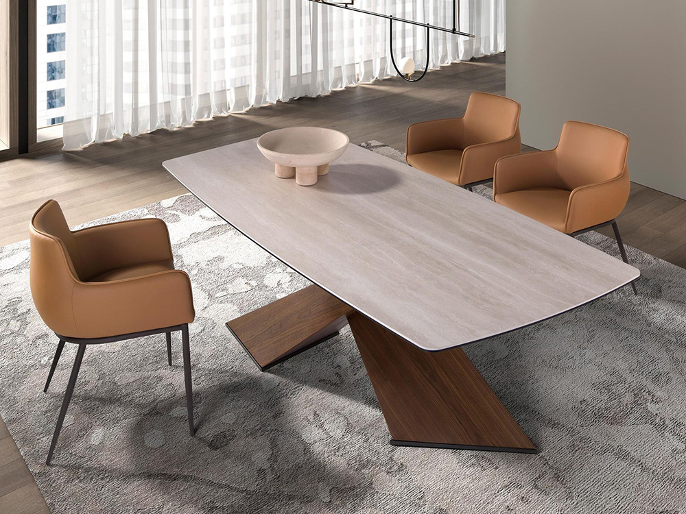 Combina el sobre porcelánico con la base de madera chapada en nogal de Ángel Cerdá en la mesa 1175