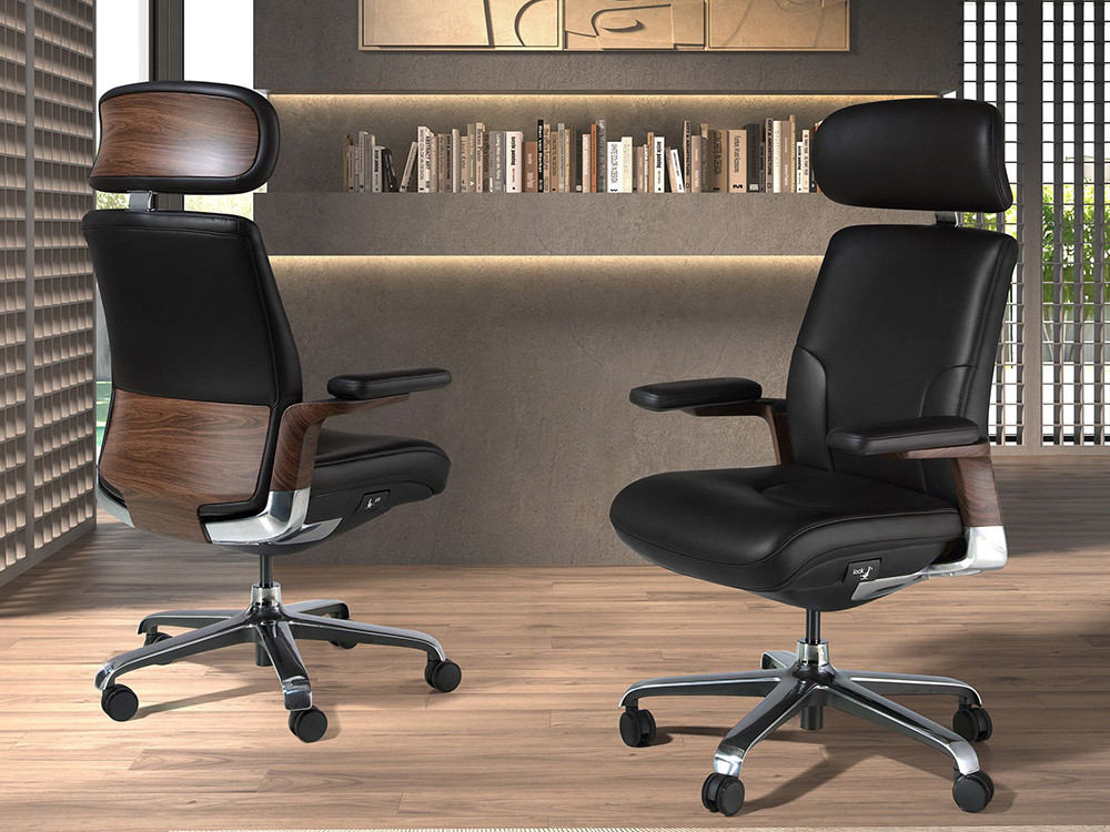 Tapizado en polipiel negra con detalles en chapa natural de nogal, sillón 4212 de Ángel Cerdá