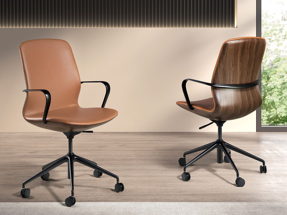 Tapizado en polipiel marrón con trasera en chapa natural de nogal, sillón 4219 de Ángel Cerdá