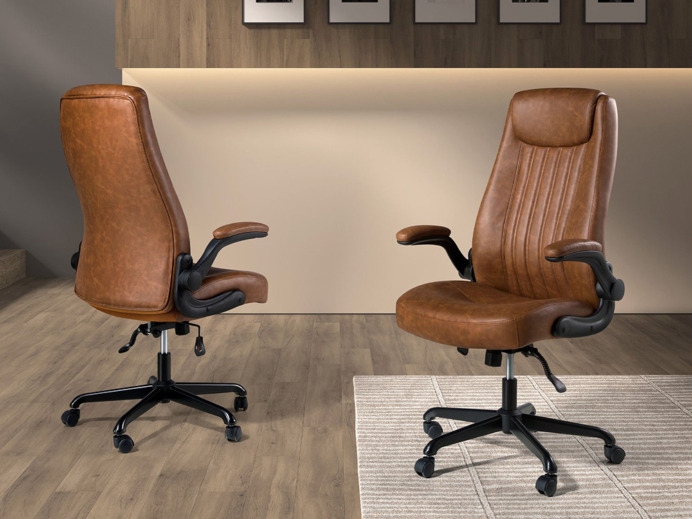 Tapizado en polipiel marrón con trasera en chapa natural de nogal, sillón 4223 de Ángel Cerdá