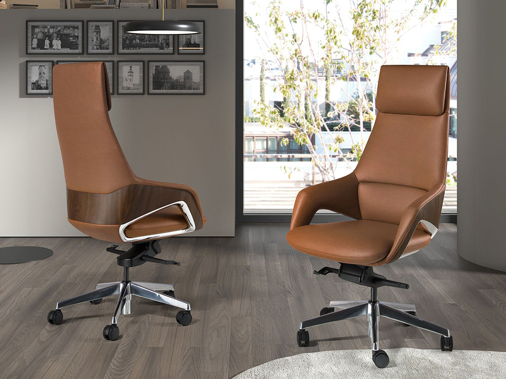 Tapizado en polipiel marrón con trasera en chapa natural de nogal, sillón 4209 de Ángel Cerdá