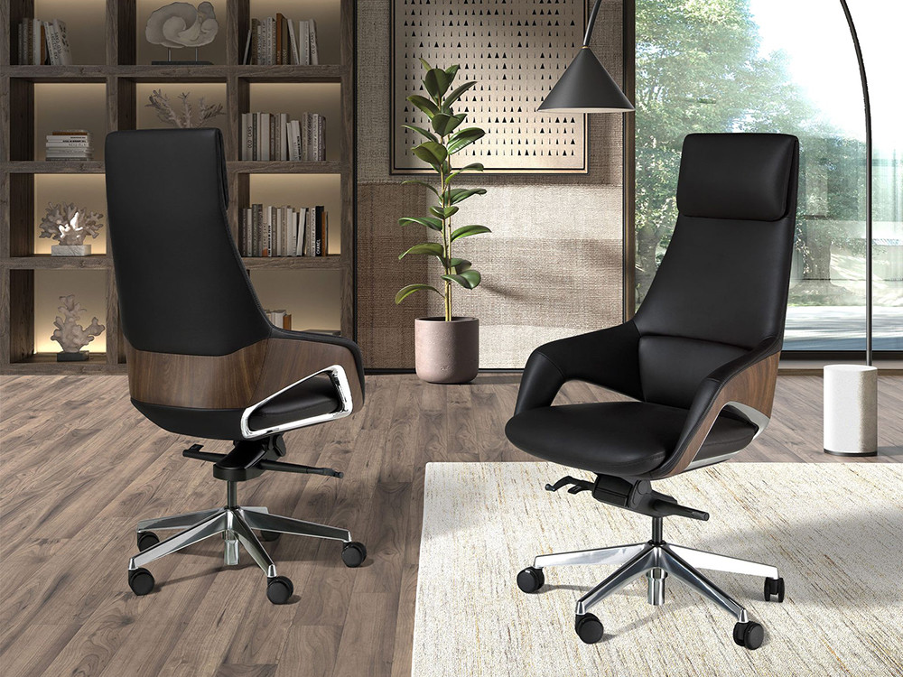 Tapizado en polipiel negra con trasera en chapa natural de nogal, sillón 4210 de Ángel Cerdá