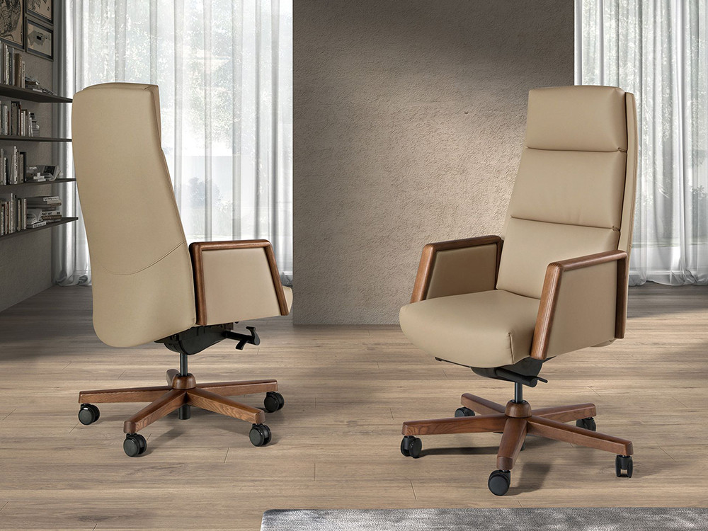 Tapizado en polipiel negra con trasera en chapa natural de nogal, sillón 4213 de Ángel Cerdá