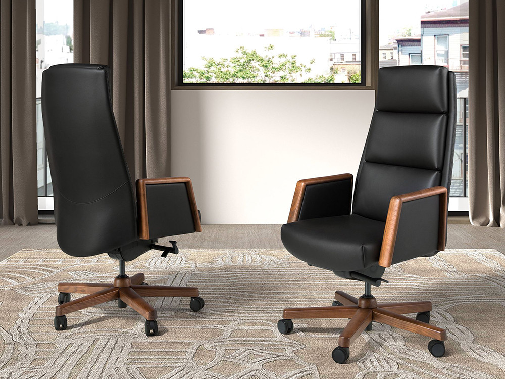 Tapizado en polipiel negra con trasera en chapa natural de nogal, sillón 4214 de Ángel Cerdá