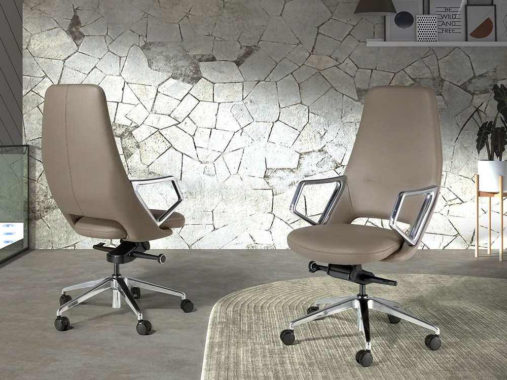 Tapizado en polipiel negra, sillón 4217 de Ángel Cerdá