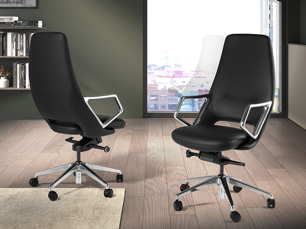 Tapizado en polipiel negra, sillón 4218 de Ángel Cerdá