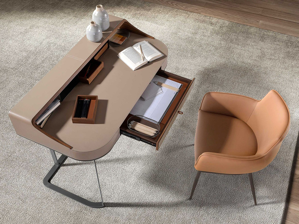 Su superficie tapizada en polipiel de alta calidad combina elegancia y durabilidad, aportando un tacto suave. 3279