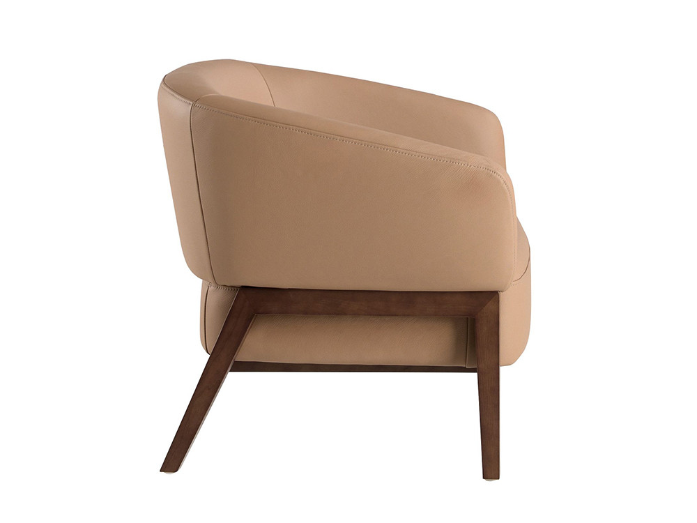 Estructura de líneas redondeadas de madera en color nogal de la butaca 5189 Ángel cerdá