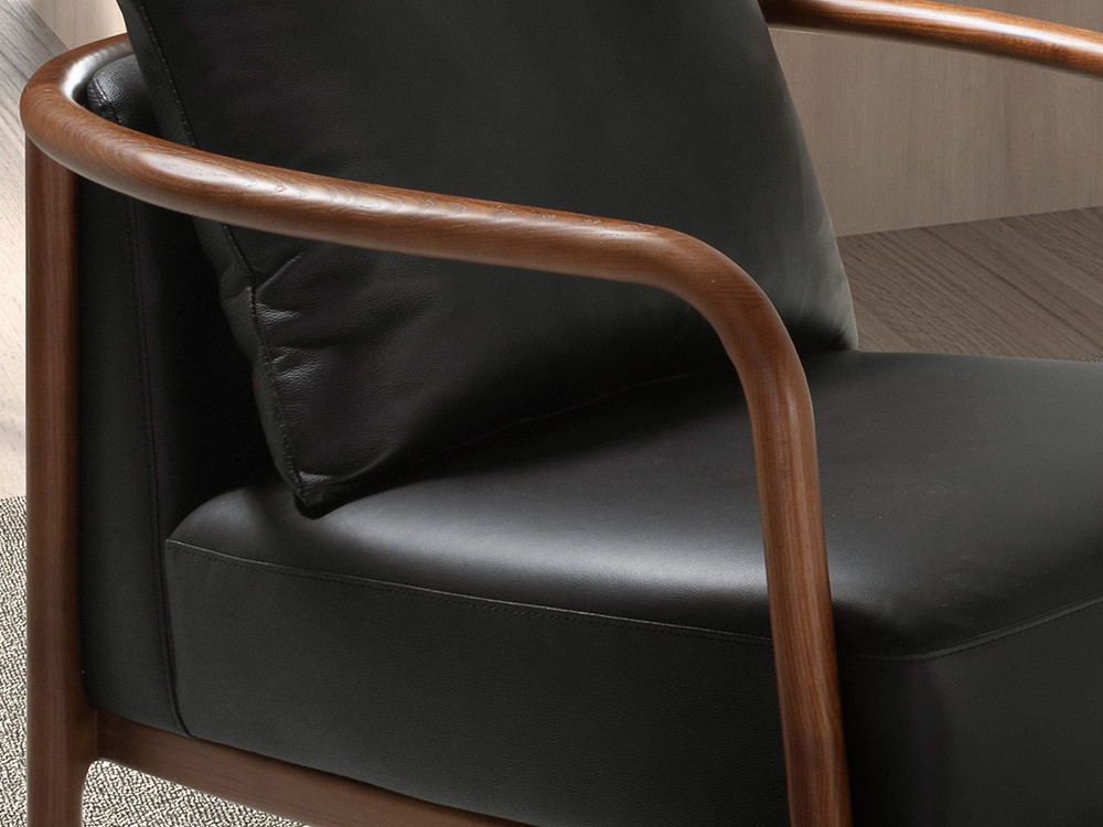Detalle del tapizado en piel natural color negro del sillón 5178 de Ángel cerdá