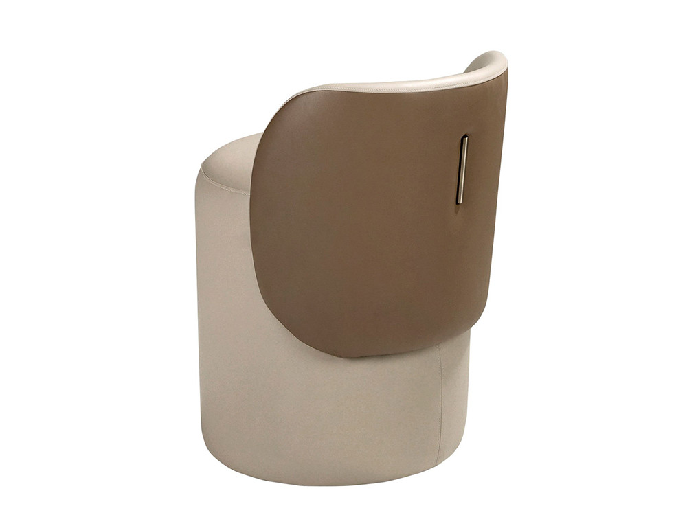 tapizado en polipiel ofrece un tacto suave y un acabado elegante puf 5187 de Ángel Cerdá