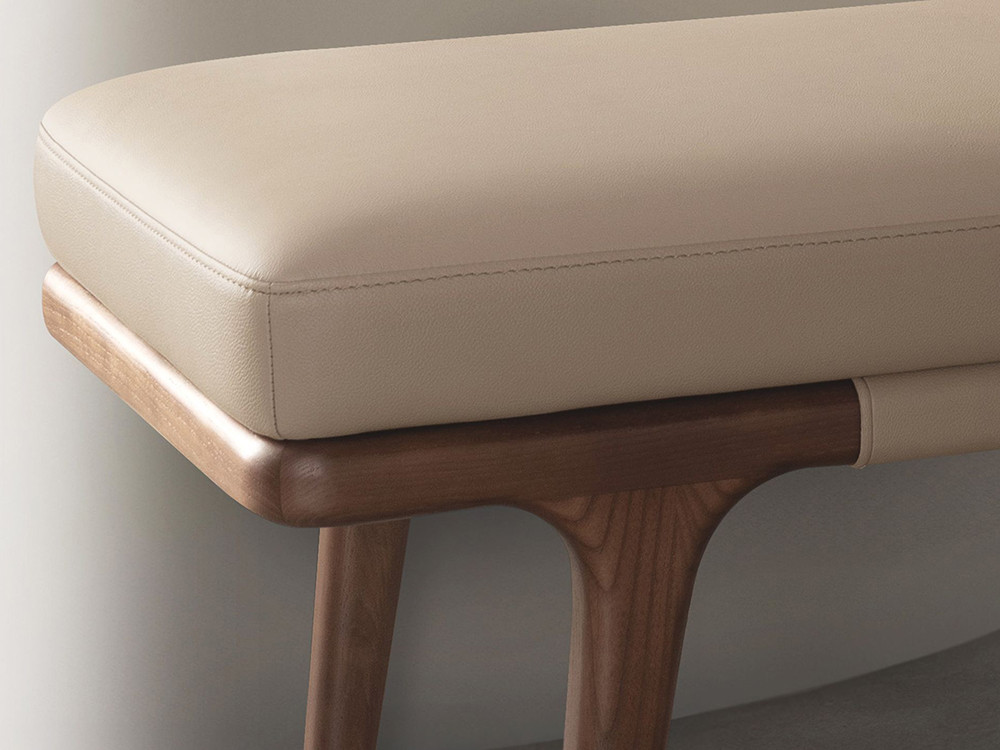 Detalle del tapizado en polipiel visón del banco 5179 de Ángel cerdá