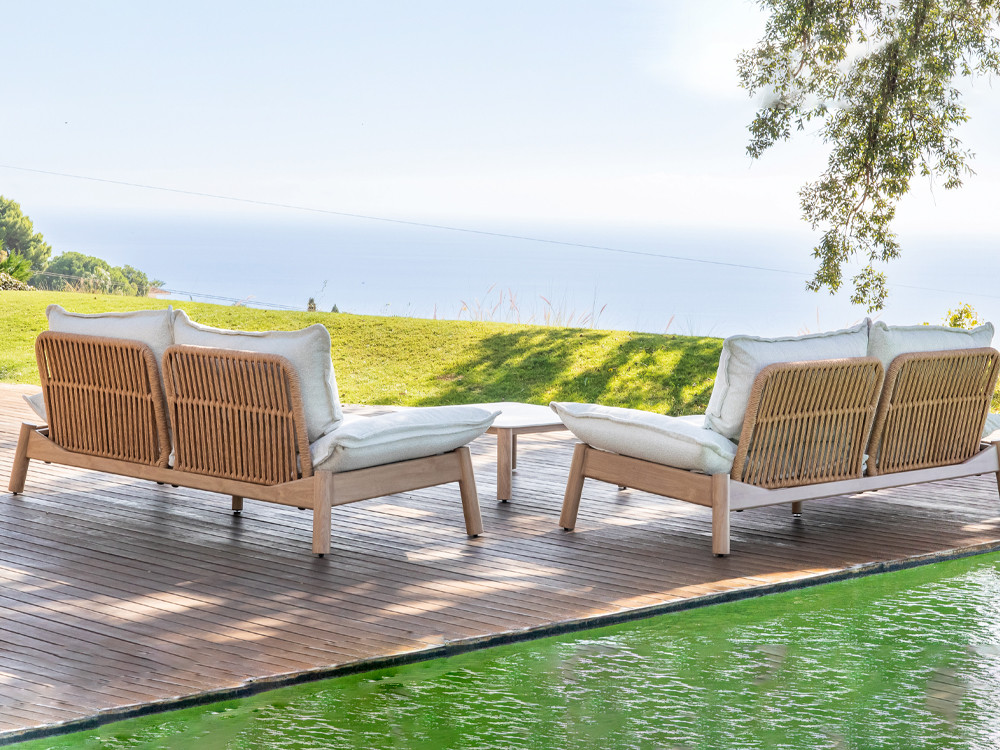 Compuesto por dos sofá de dos plazas y mesa de centro Bellavista de Majestic Garden