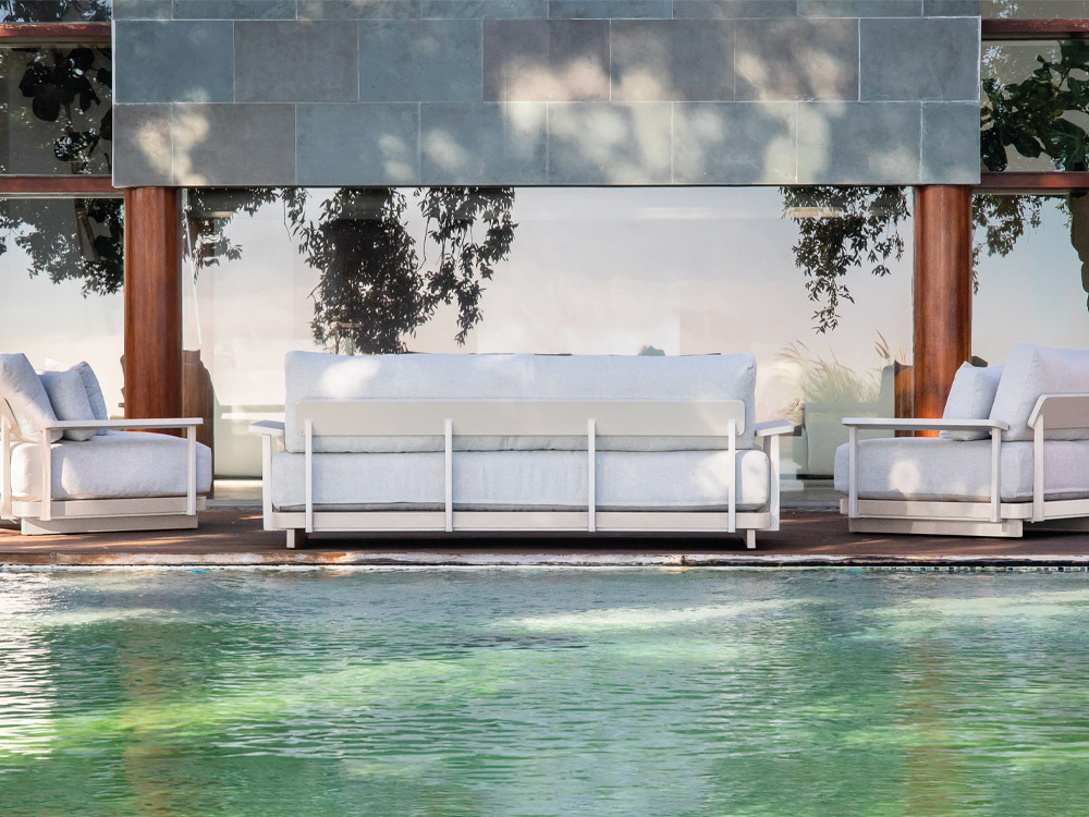 Compuesto por sofá, dos sillones y set de dos mesas de centro Gaiman de Majestic Garden