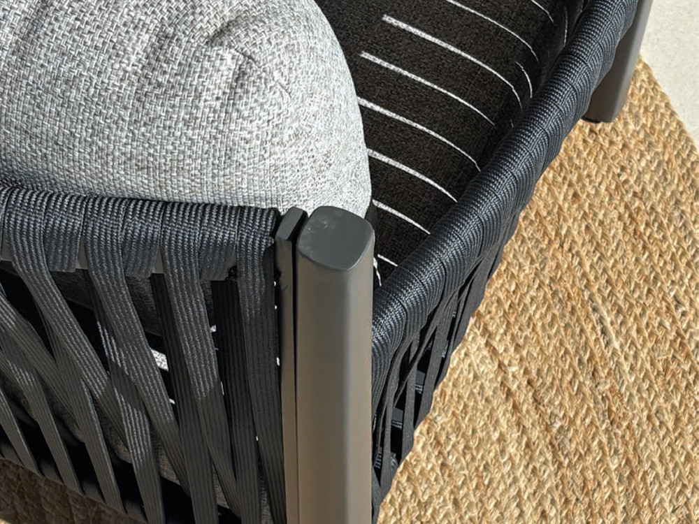 Detalle del sillón Danubio de aluminio imitación madera de Majestic Garden