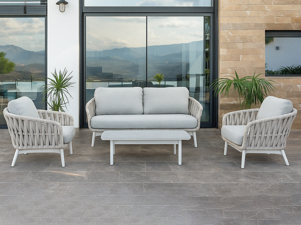 Compuesto por sofá, dos sillones y mesa de centro Iguazu de Majestic Garden