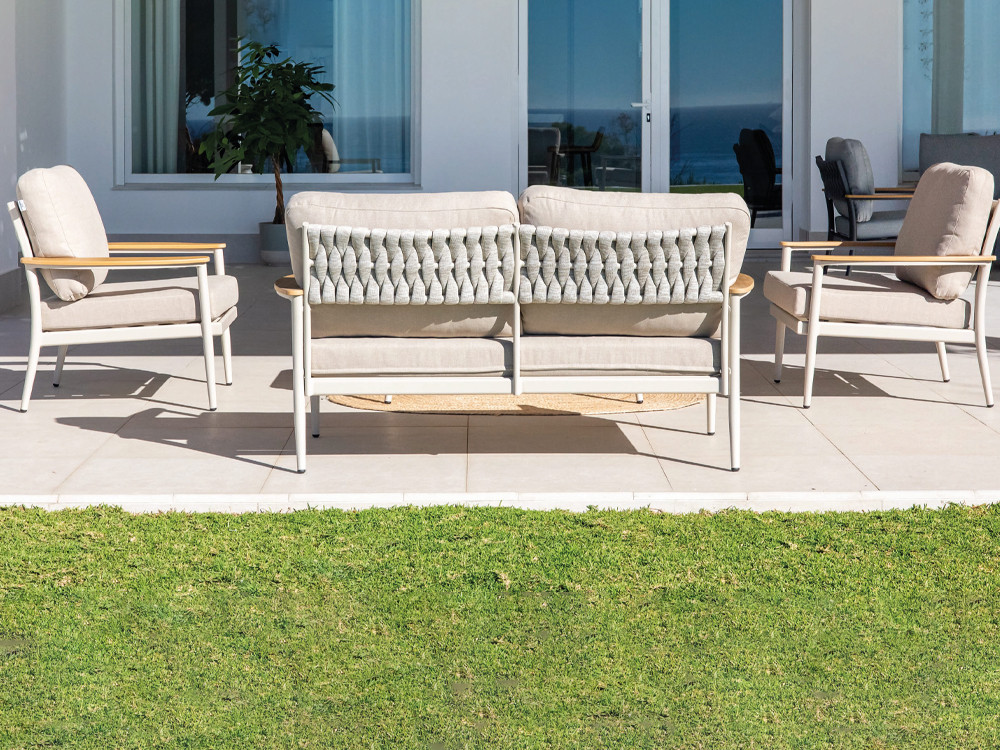 Compuesto por sofá, dos sillones y mesa de centro Bariloche de Majestic Garden