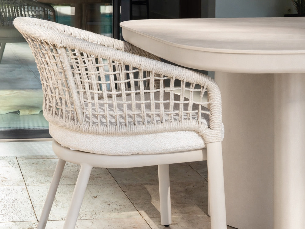 Silla de aluminio crema con respaldo de cuerda trenzada Serena de Majestic Garden