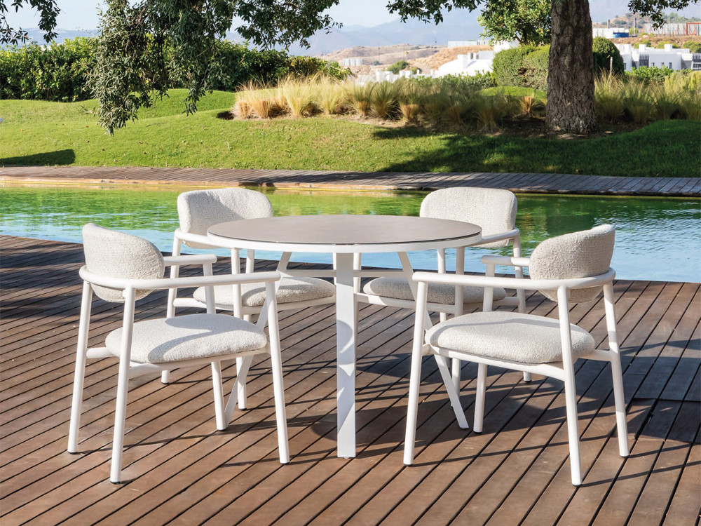 Escoge entre los acabados antracita o blanco de la silla Luján de Majestic Garden