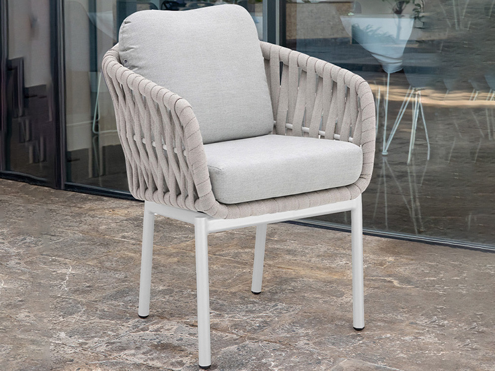 Combina la silla Iguazu con otras piezas de la colección de terraza y jardín Majestic Garden