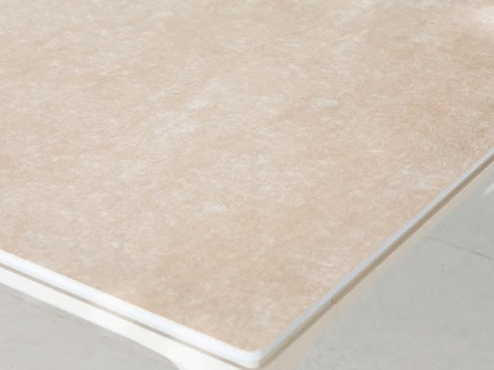 Detalle del sobre porcelánico imitación mármol de la mesa Condor Majestic Garden