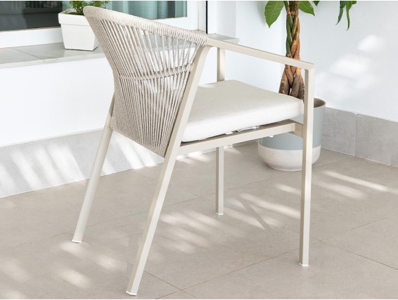 Silla de aluminio crema con respaldo de cuerda trenzada Condor de Majestic Garden