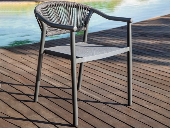 Silla Nara de aluminio con respaldo de cuerda trenzada de Majestic Garden