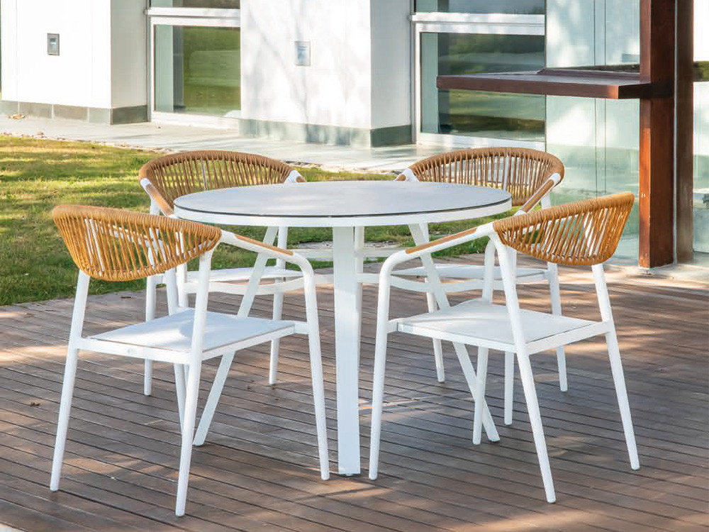 Combina la mesa Kivu con otras piezas de la colección de terraza y jardín Majestic Garden