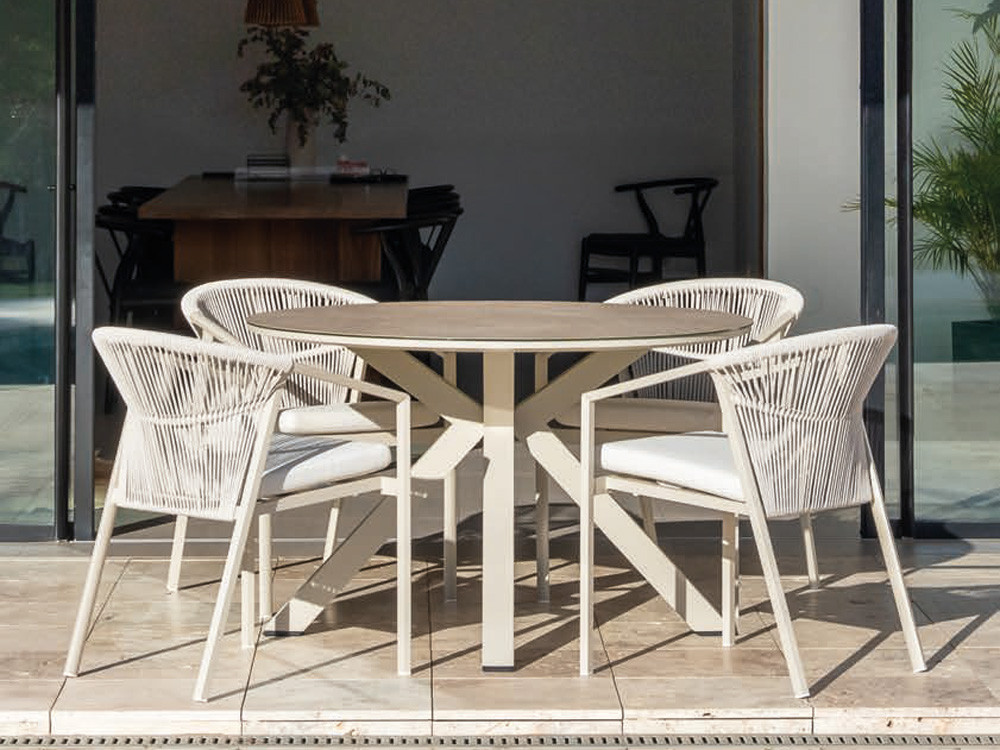 Combina la mesa redonda Condor con otras piezas de la colección de terraza y jardín de Majestic Garden
