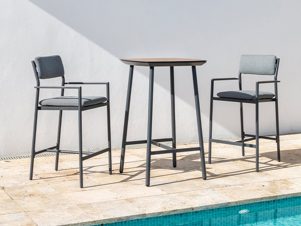 Incluye dos taburetes y mesa alta Bayo de Majestic Garden