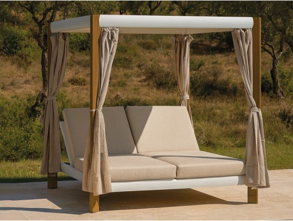 Cama balinesa Eseiza de aluminio con cortinas laterales de Majestic Garden