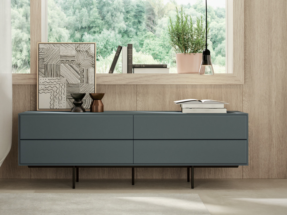 Cómoda baja con cuatro cajones en acabado lacado F-10 Night Collection de Besform