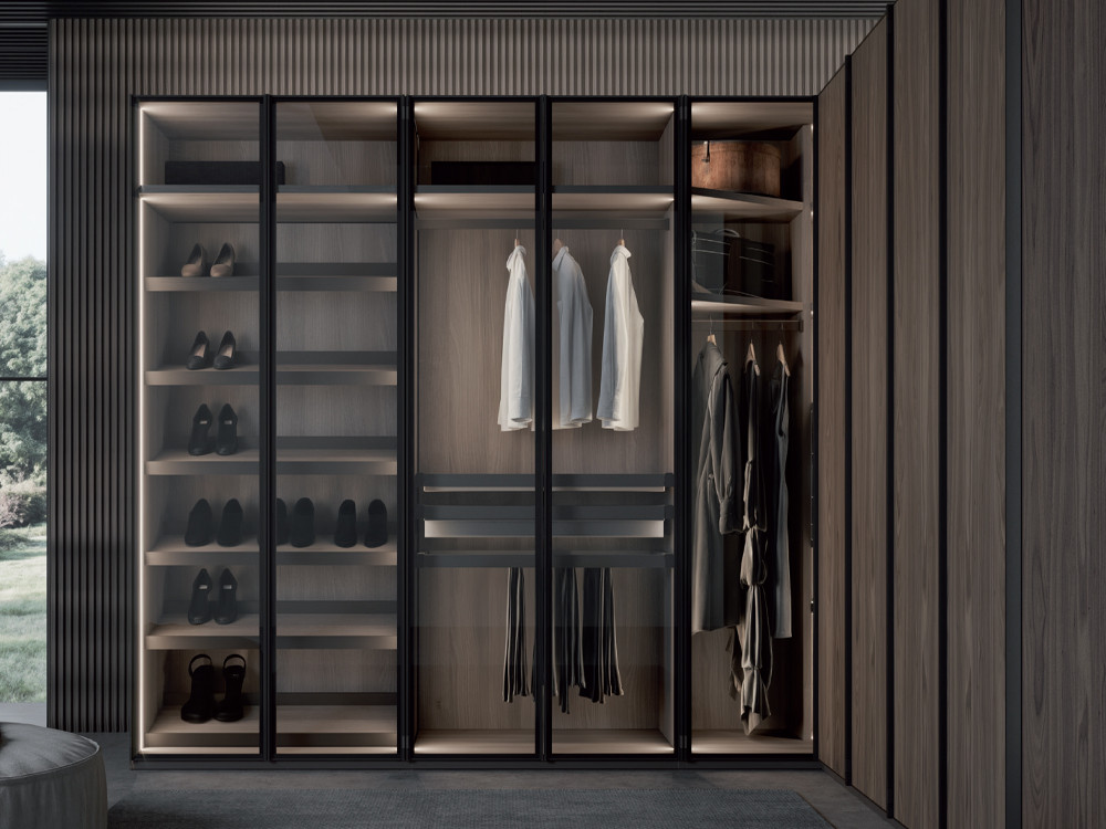 Composición en rincón de armario de puertas batientes Besform con puertas vitrina