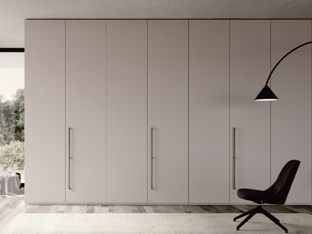 Composición de armario personalizable de puertas batientes lisas con tirador Hako- L Besform Night Collection