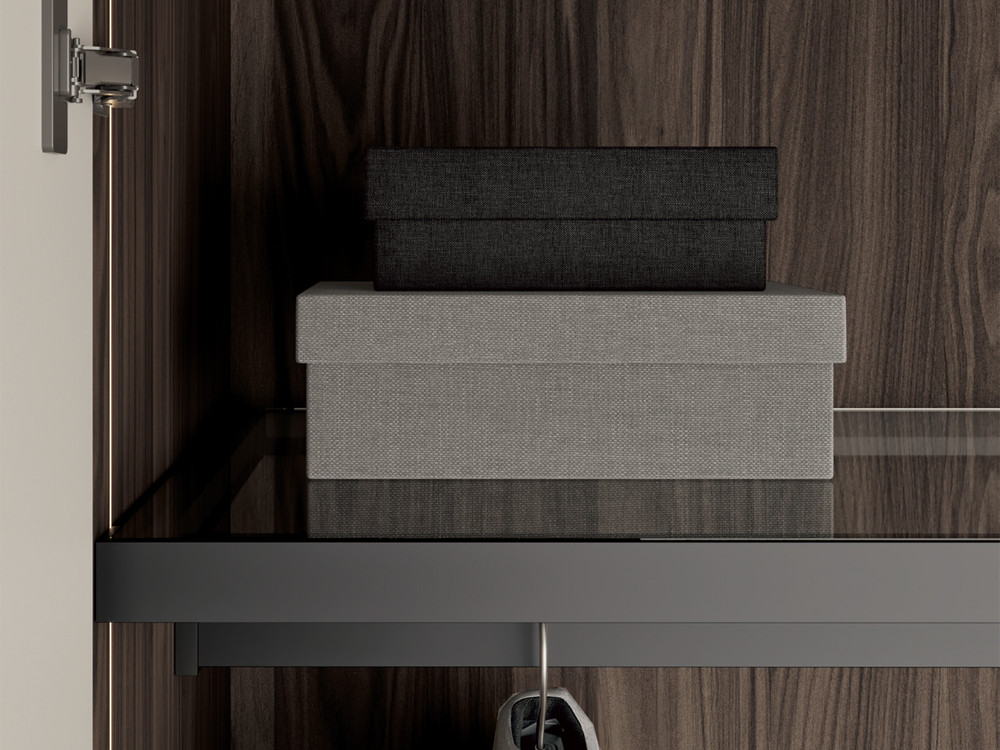 Detalle del interior del armario Besform de puertas batientes lisas.