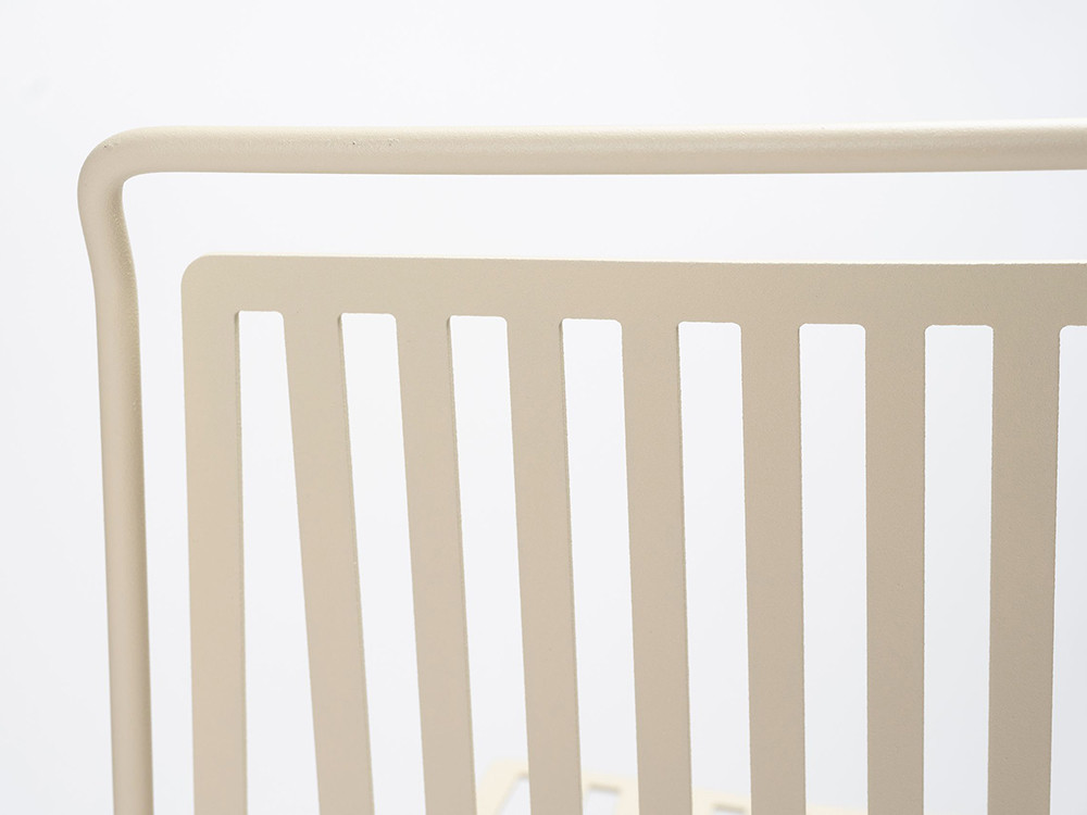 Detalle del asiento alistonado del taburete Alo de Ondarreta