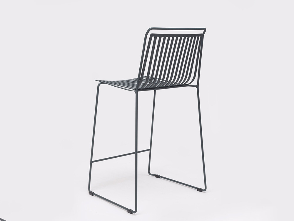 Puedes escoger entre la amplia gama de acabados epoxy para el taburete Alo Outdoor de Ondarreta