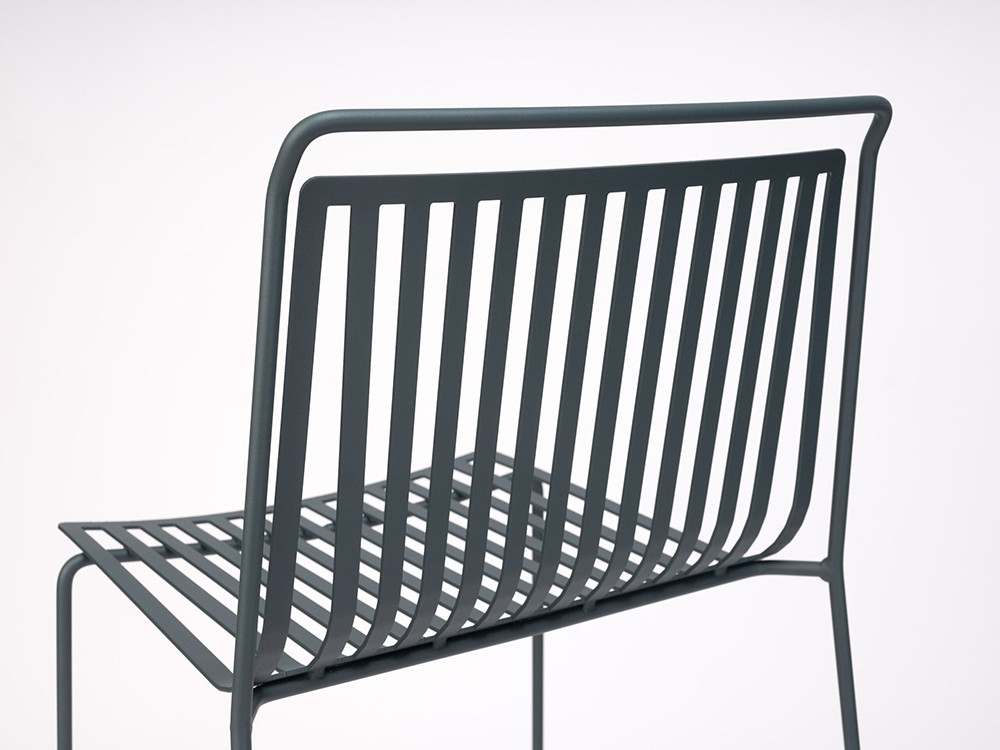 Detalle de la carcasa con listones de acero epoxy del taburete Alo Outdoor de Ondarreta