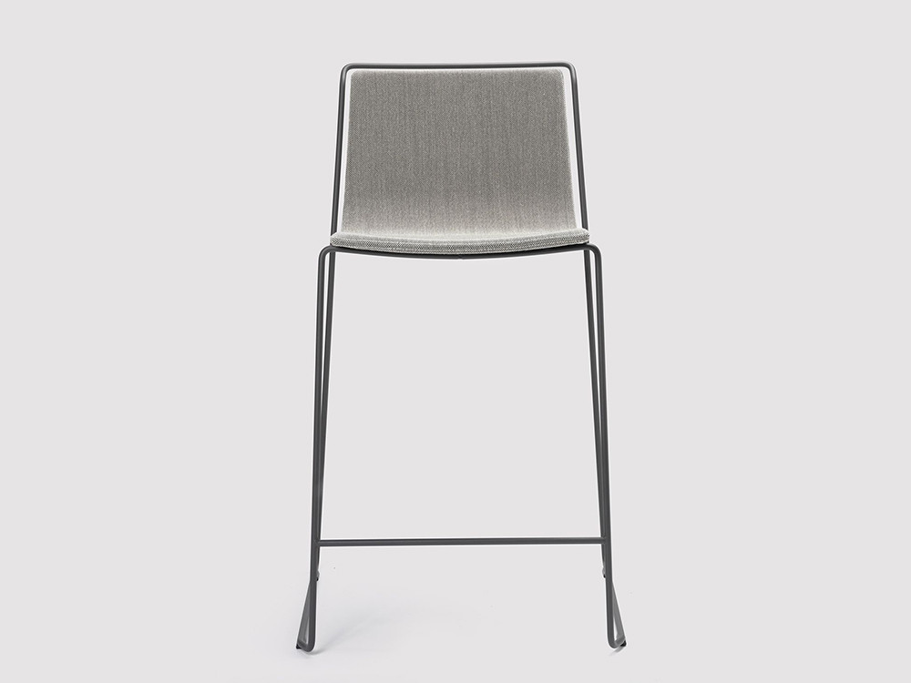 Puedes elegir el color epoxy de la estructura de acero del taburete de Ondarreta Alo