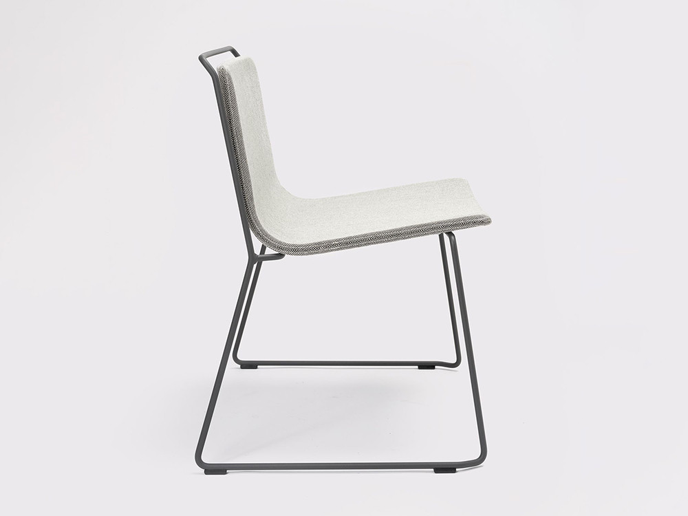 Puedes escoger el acabado de la estructura de acero epoxy de la silla lounge Alo de Ondarreta