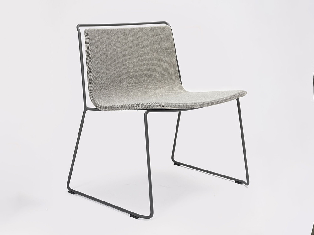 Butaca lounge Alo apilable tapizada de Ondarreta