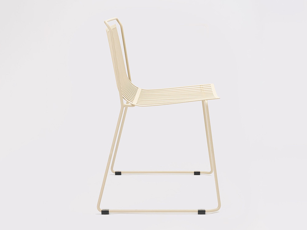 Puedes personalizar en acabados la silla apilable de Ondarreta Alo Outdoor