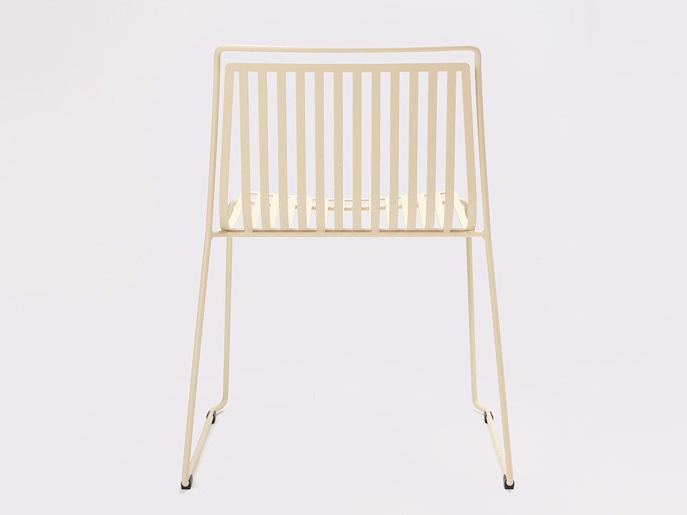 Escoge entre los acabados epoxy de Ondarreta la silla apilable Alo Outdoor