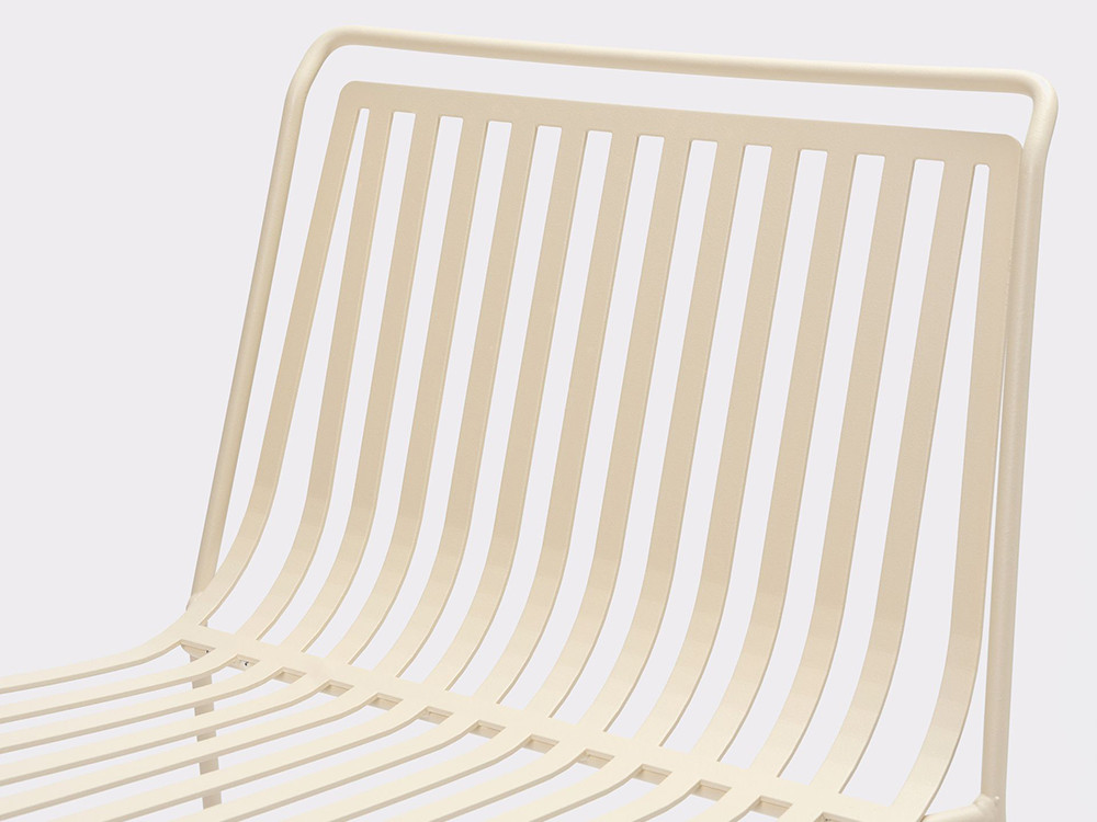 Detalle de la estructura de lamas de acero epoxy de la silla apilable Alo Outdoor de Ondarreta