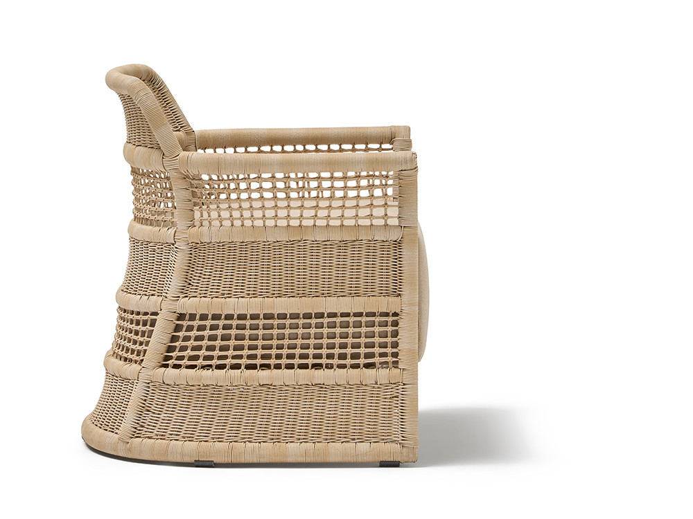 Sillón Escala disponible en fibra blanca o natural lino personalizable en tapizados de Point