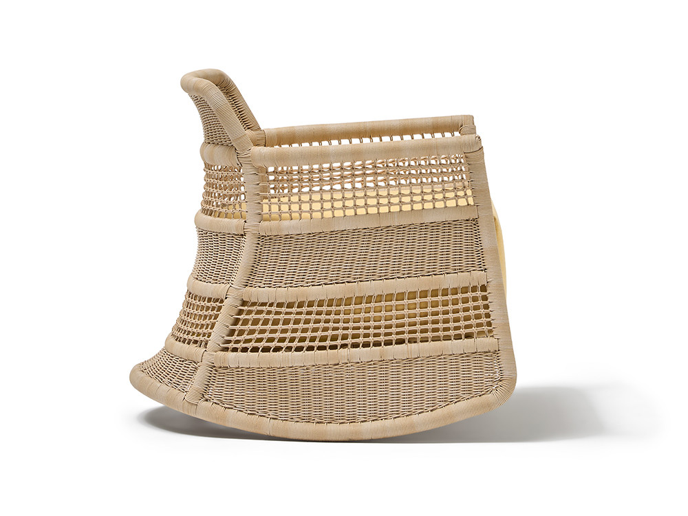 Mecedora Escala disponible en fibra blanca o natural lino personalizable en tapizados de Point