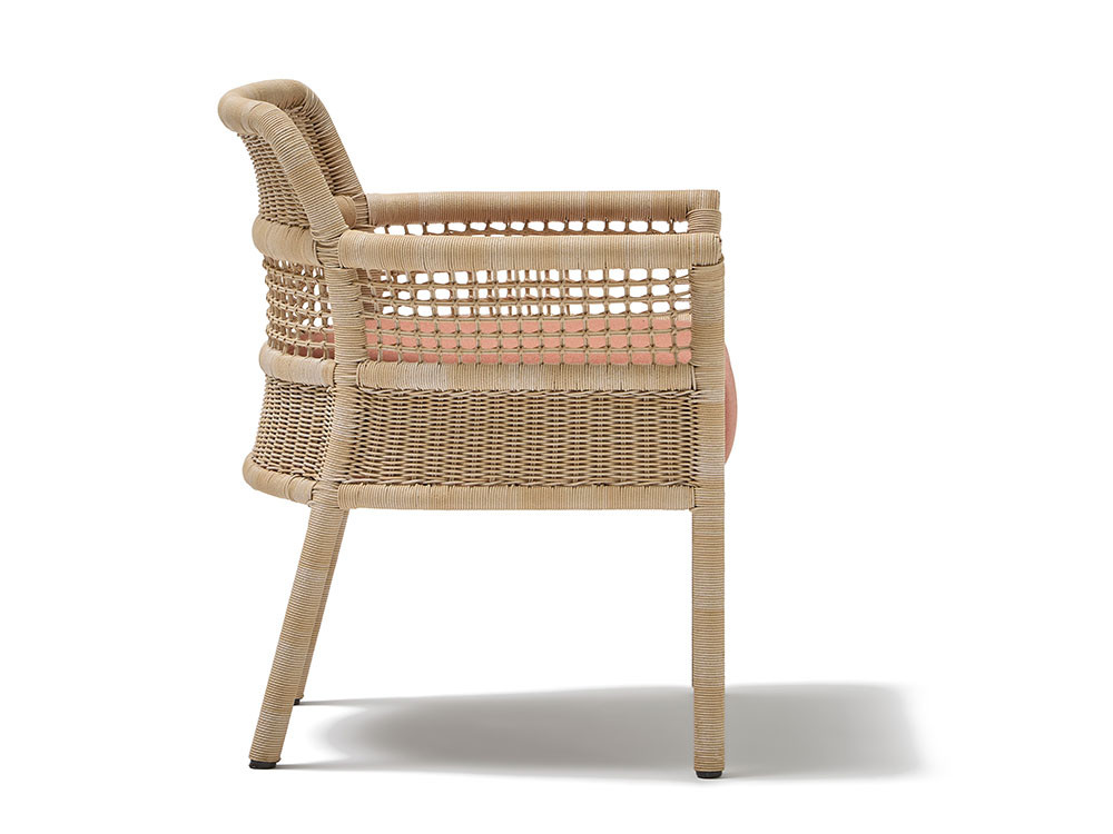 Silla de comedor Escala disponible en fibra blanca o natural lino personalizable en tapizados de Point