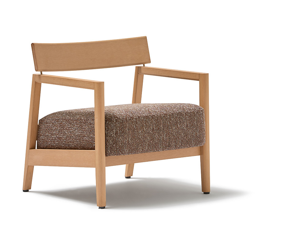 Sillón club Kubik Point con estructura en TechTeak con asiento tapizado en textiles seleccionados