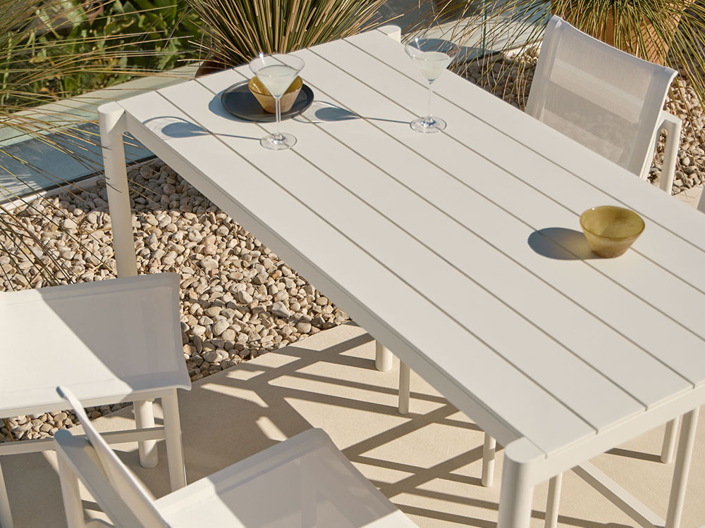 Puedes elegir el acabado del sobre de la mesa alta de exterior Origin de Point