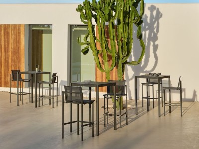 Combina la mesa alta con otras piezas de la colección premium para terraza o jardín Origin de Point