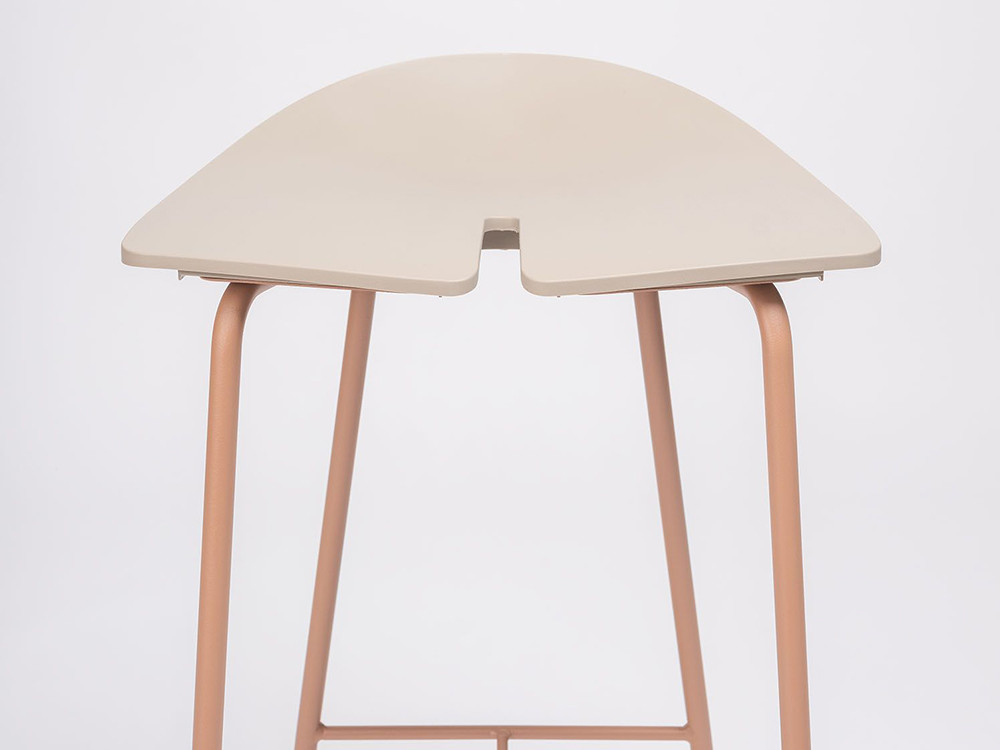 Detalle del asiento de polipropileno lino del taburete de cocina Ant de Ondarreta